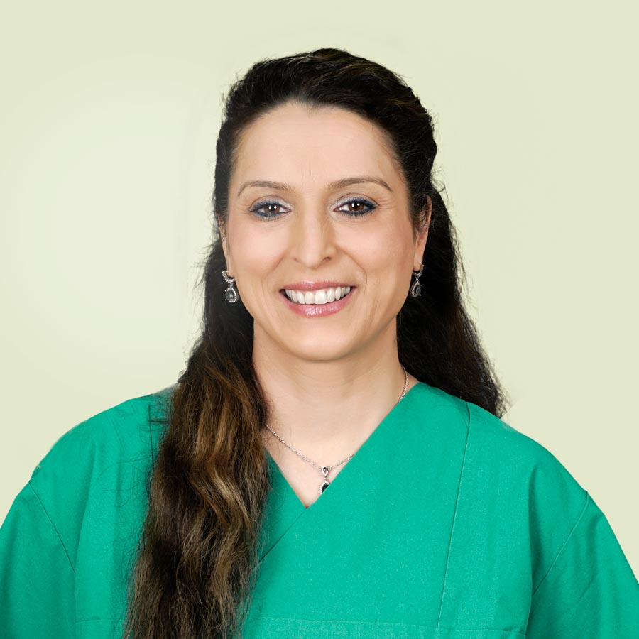 Cemile Acar-Gökce ist Praxis-Managerin, IT-Beauftragte, im Aufwachraum und im Röntgen zu finden.